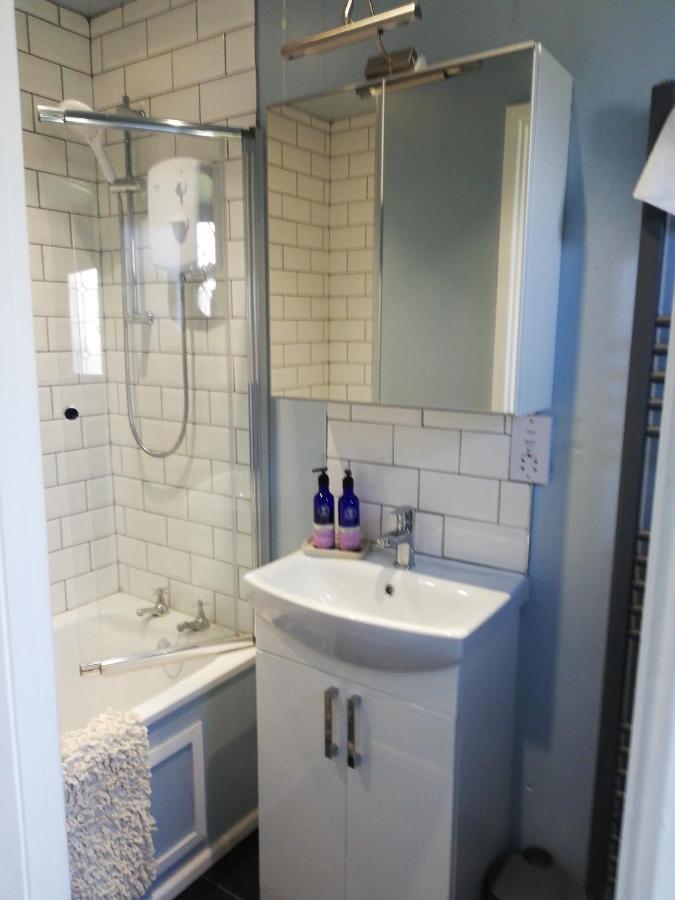 Little Cosy Cwtsh Hotel Pontyclun Luaran gambar