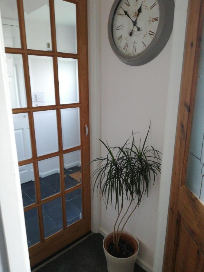 Little Cosy Cwtsh Hotel Pontyclun Luaran gambar