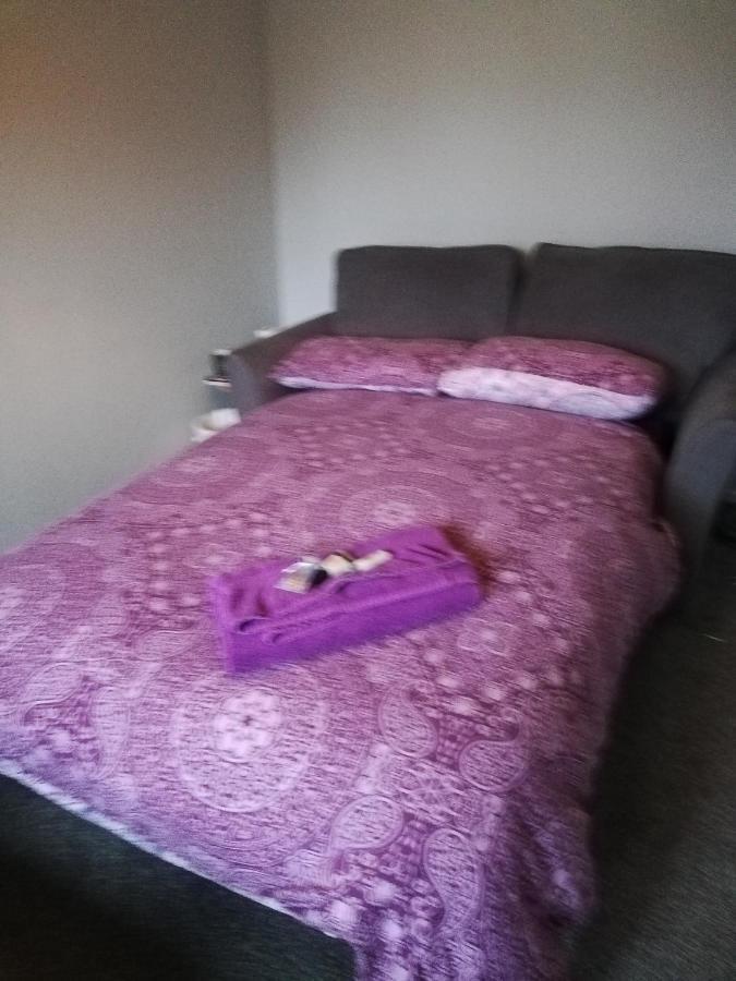 Little Cosy Cwtsh Hotel Pontyclun Luaran gambar