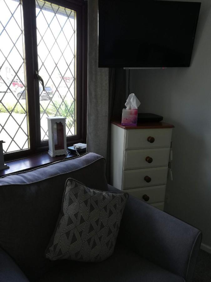 Little Cosy Cwtsh Hotel Pontyclun Luaran gambar