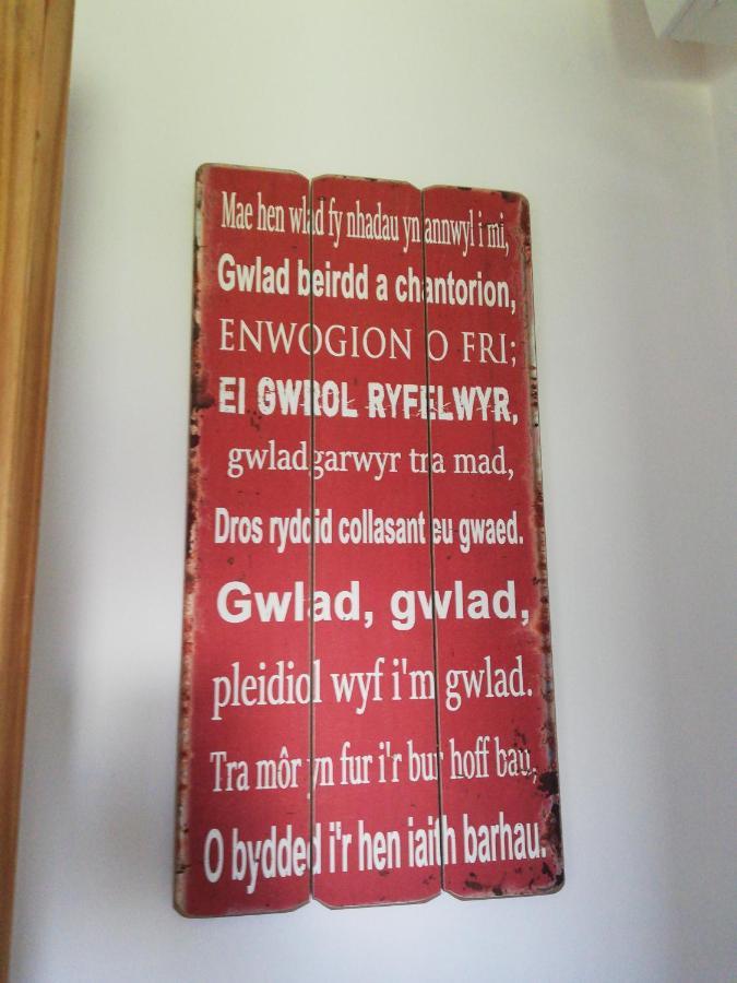 Little Cosy Cwtsh Hotel Pontyclun Luaran gambar